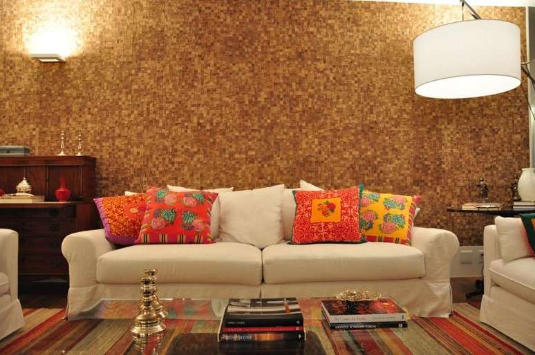 A parede texturizada imita pastilhas de madeira e combina com o material do piso e dos móveis