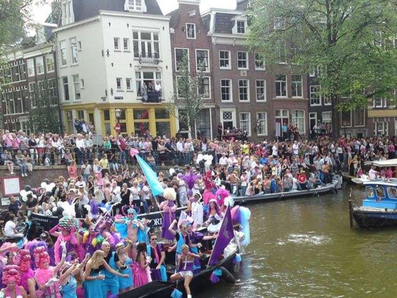 Em Amsterdan, a parada do orgulho LGBT acontece em barcos, no Canal Prinsengracht e Rio Amstel