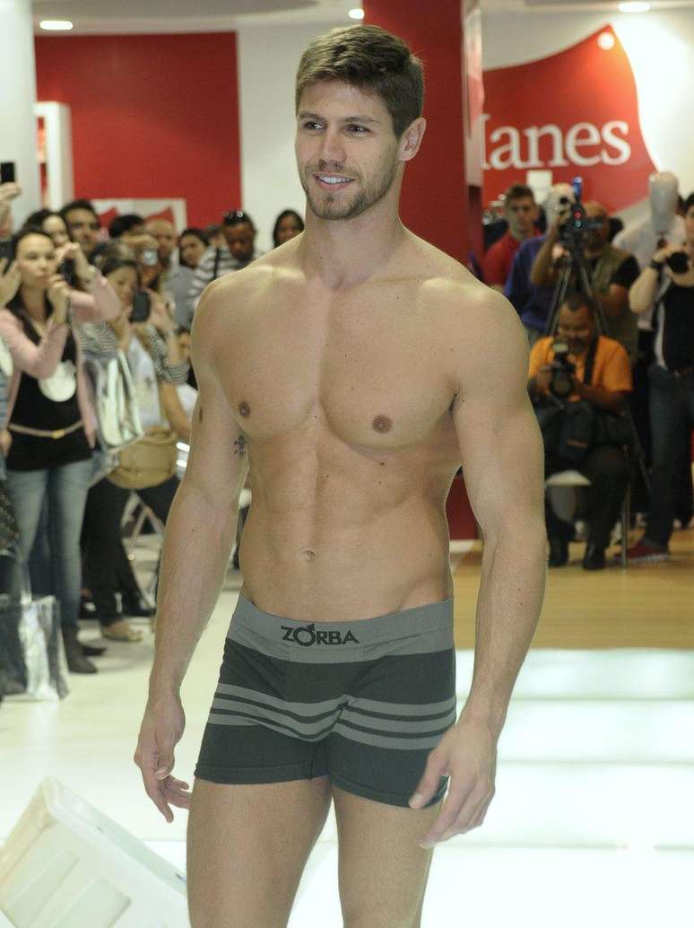 Ex-participante do 'Big Brother Brasil 12', Jonas Sulzbach desfilou só de cueca no Salão Moda Brasil, no Expo Center Norte, em São Paulo, na tarde desta segunda-feira (4)