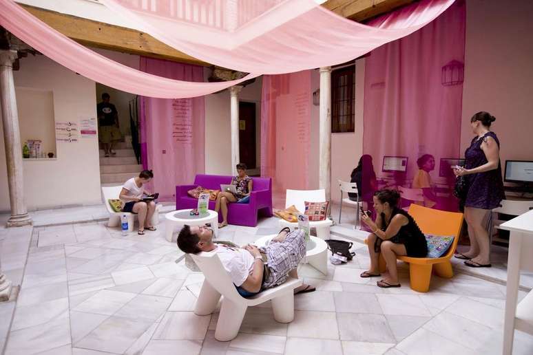 White Nest Hostel, Granada, Espanha O White Nest Hostel &eacute; uma excelente op&ccedil;&atilde;o para se hospedar na cidade de Granada, sul da Espanha. Com uma decora&ccedil;&atilde;o estilosa e colorida, com quartos limpos e espa&ccedil;osos, o hostel &eacute; um local perfeito para conhecer jovens do mundo inteiro