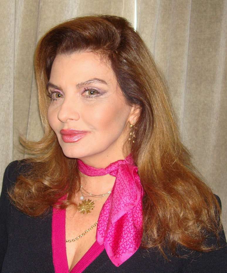 Com um cadastro de clientes recheado de estrelas, a dermatologista L&iacute;gia Kogos segue uma rotina intensa de cuidados com a pele, al&eacute;m de ser f&atilde; de maquiagem e de diversos tratamentos est&eacute;ticos