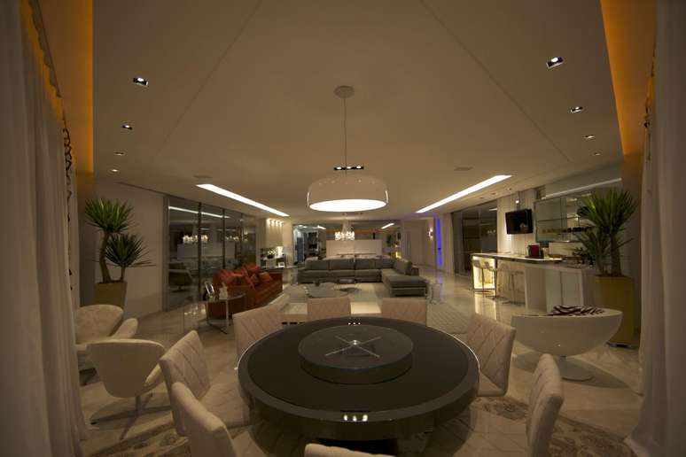 Projetos de ilumina&ccedil;&atilde;o permitem a moradores mudarem as cenas do ambiente conforme a atividade desenvolvida nele