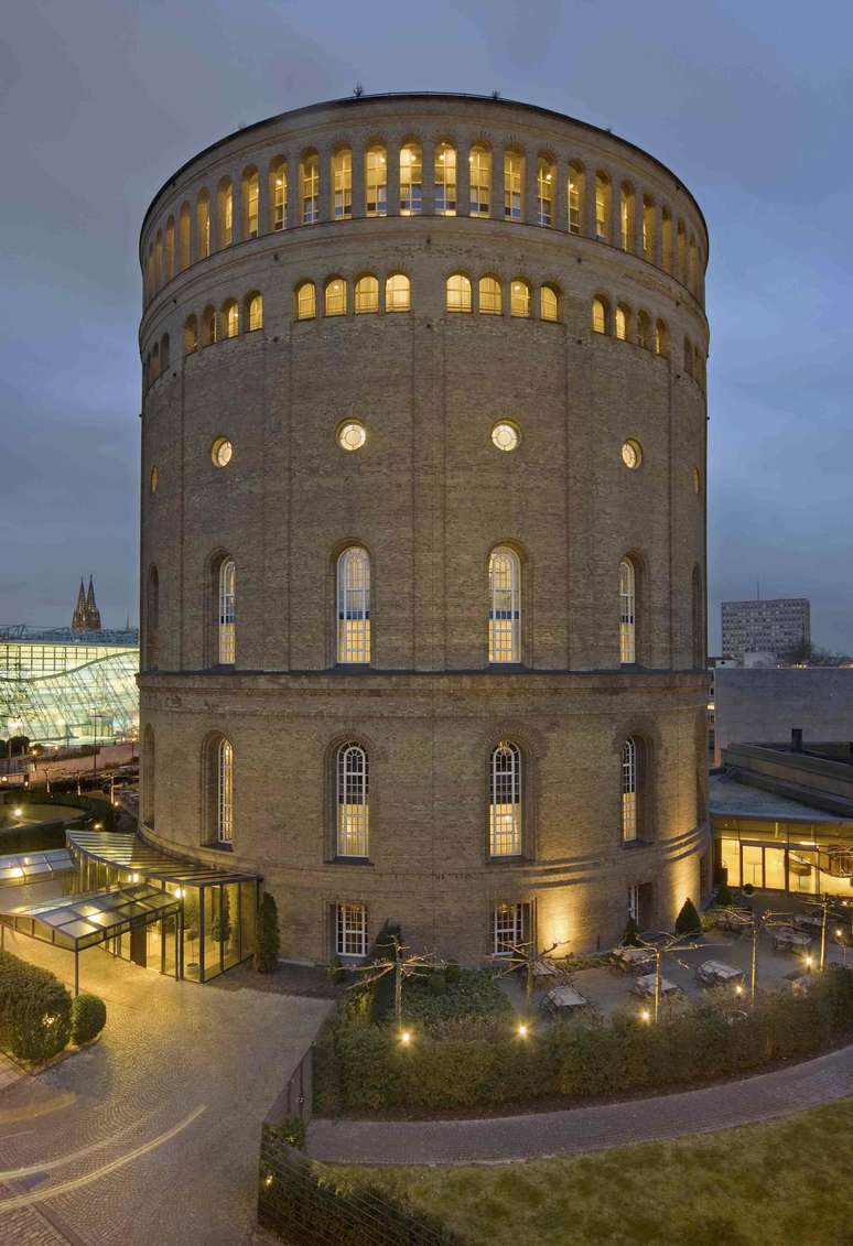 Hotel im  Wasserturm, Alemanha: exclusivo e luxuoso hotel da cidade alemã de Colônia, o Hotel im Wasserturm foi instalado numa antiga torre de água de mais de 140 anos. Os  quartos são confortáveis e elegantes e o formato da bela torre dá uma impressão de segurança e um estilo muito especial ao hotel