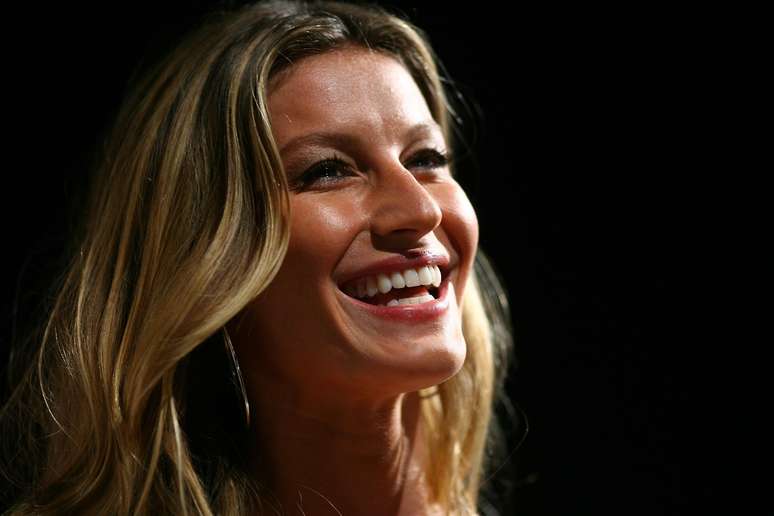 Rotina de cuidados com a pele de Gisele Bündchen começa com a limpeza do rosto e aplicação de creme diurno, mas inclui até peeling de cristal