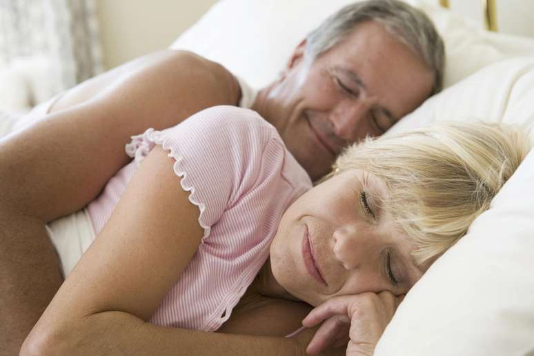 Dormir ao lado da cara metade reduz o hormônio do estresse