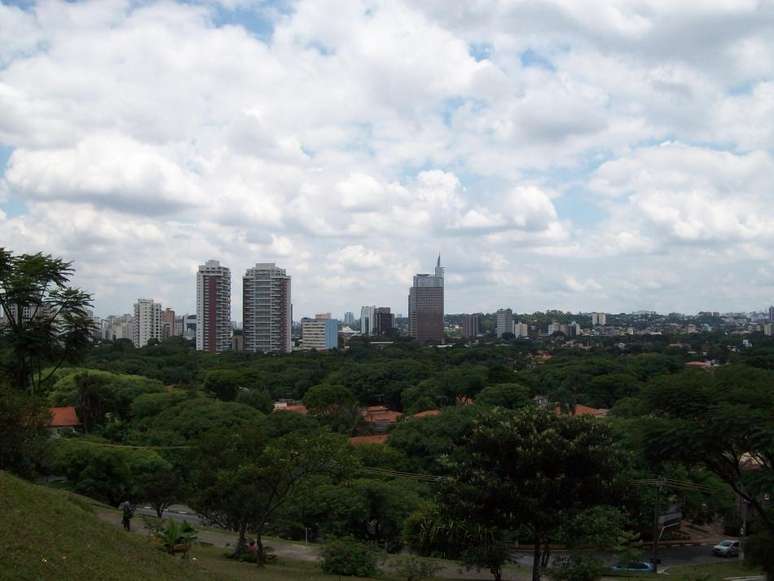 O bairro de Alto de Pinheiros é muito arborizado e tem perfil essencialmente residencial