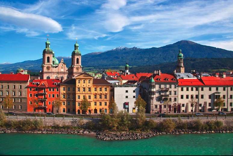 Atravessada pelo rio Inn, com as montanhas ao fundo, Innsbruck combina uma linda arquitetura com belezas naturais