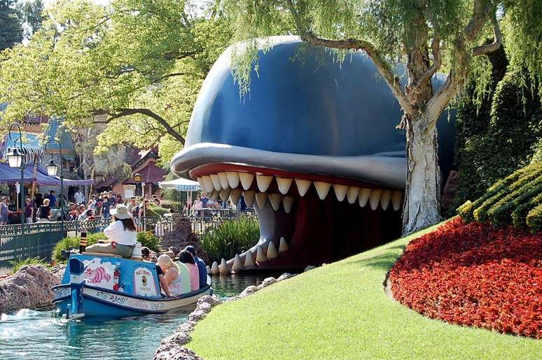 Storybook Land Canal Boats: o Storybook Land Canal Boats leva os visitantes por canais que passam por reproduções em miniatura de filmes animados da Disneylândia. A atração fez parte dos brinquedos originais inaugurados junto com o parque em 1955 e também existe na Disney Paris desde 1994