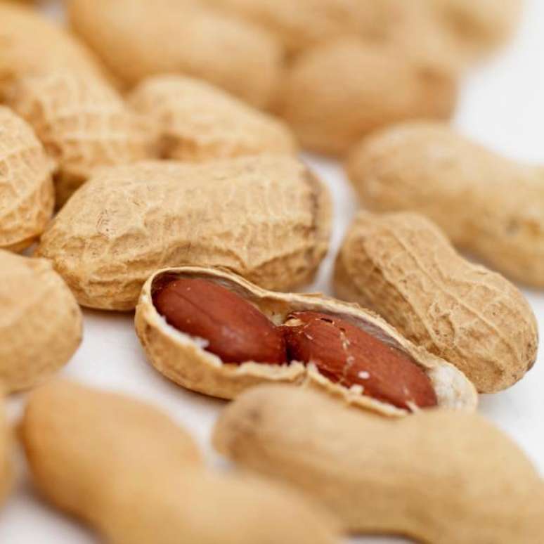 As melhores para o cérebro: os amendoins são tecnicamente leguminosas, mas geralmente entram no grupo das nozes. Eles são ricos em folato, um mineral essencial para o desenvolvimento do cérebro que pode proteger contra o declínio cognitivo. Como a maioria das outras nozes, amendoim também são cheios de gorduras saudáveis e vitamina