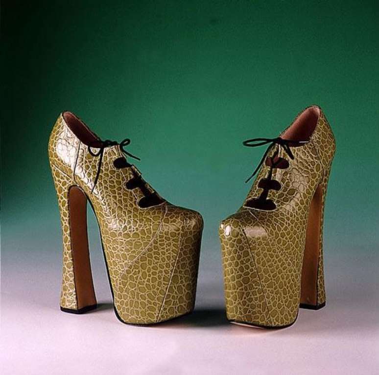 Os sapatos da imagem foram criados pela estilista Vivienne Westwood nos anos 90