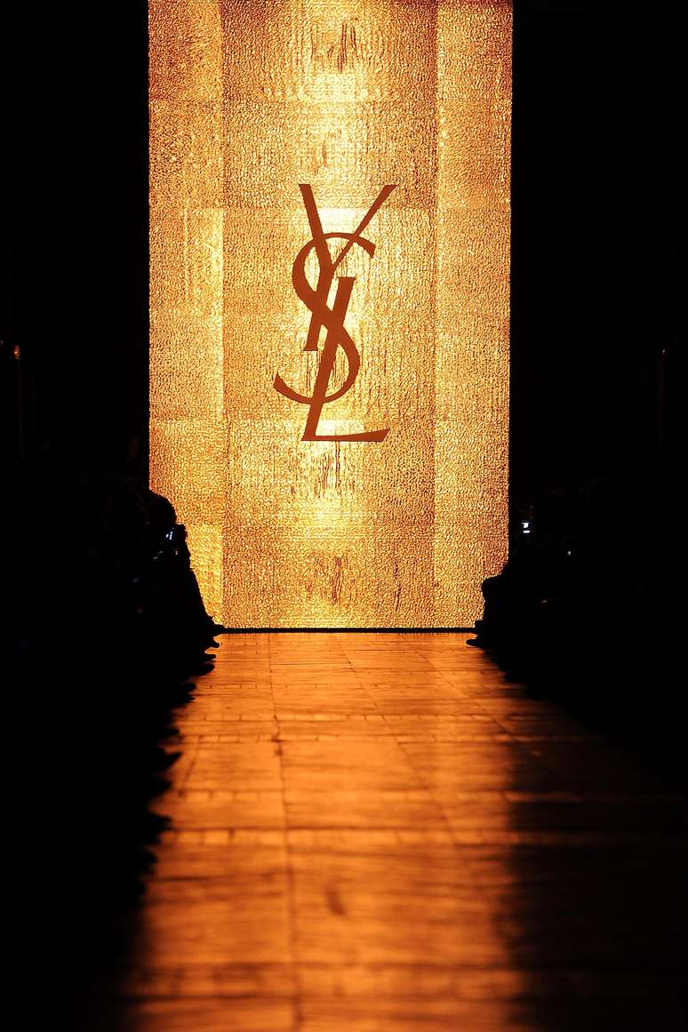 Passarela do desfile Yves Saint Laurent durante a apresentação outono-inverno 2012, em Paris