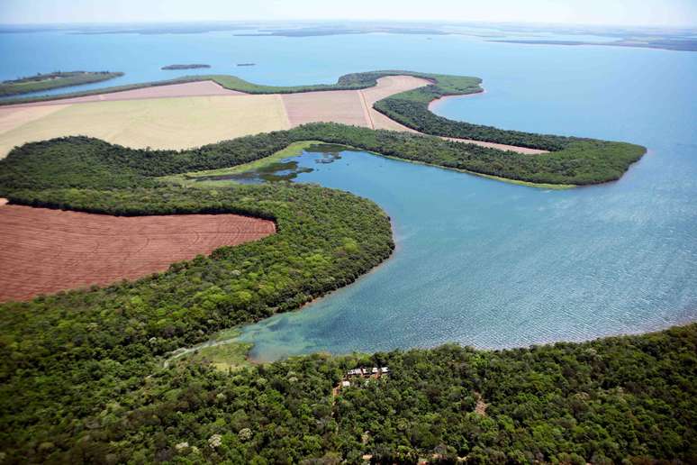 O Lago de Itaipu tem uma área de 1350 km², com 66 pequenas ilhas