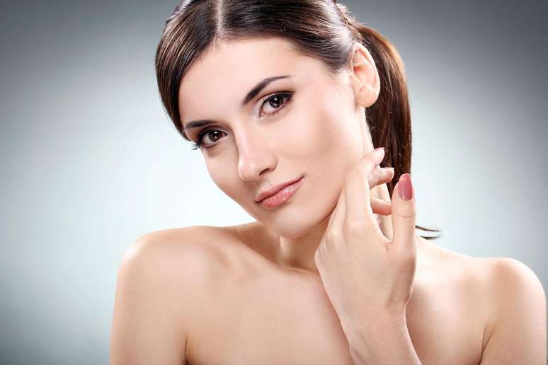 Bastante comum entre as mulheres, os pelos faciais podem ser eliminados com diversos métodos depilatórios que variam de acordo com cada tipo de pele