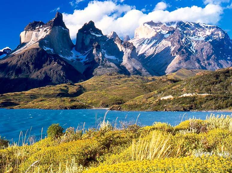 Torres del Paine, Chile - No coração da Patagônia, as geleiras surgem em meio a paisagens montanhosas e prados alpinos. Essa combinação faz Torres del Paine, um dos parques nacionais mais especiais do mundo - você nunca vai esquecer sua primeira vista de gelo na praia