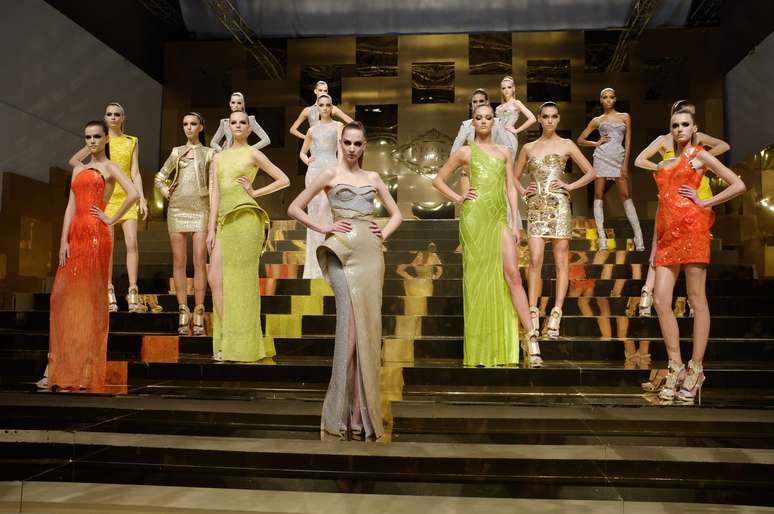 A marca Versace abre os desfiles da semana de moda, em Paris 