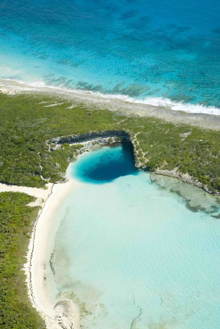 O Buraco Azul de Dean é o maior buraco azul conhecido no mundo, com mais de 200 metros de profundidade no litoral da ilha de Long Island, nas Bahamas 