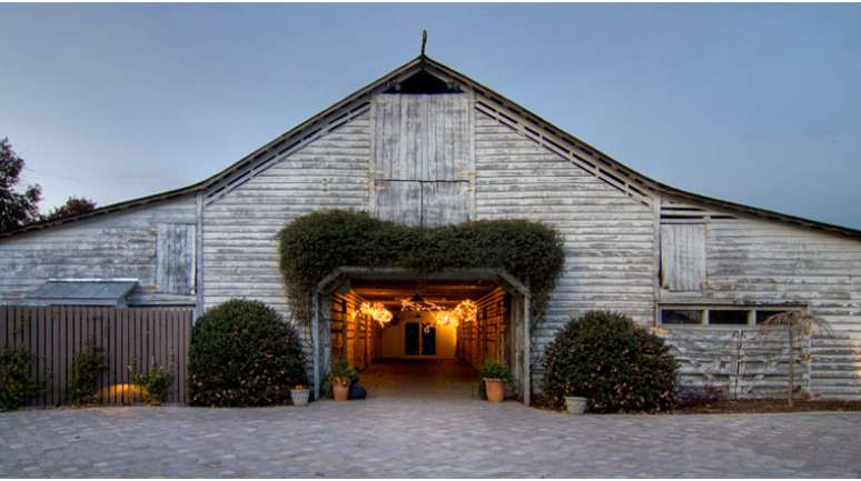 Fearrington House Inn: localizado em uma fazenda histórica perto de Chapel Hill, na Carolina do Norte, Fearrington oferece uma experiência inesquecível, graças ao serviço completo para casamentos e recepções. O planejamento da cerimônia inclui a coordenação, salas, menu, bebidas, bolo, flores, serviço e decoração