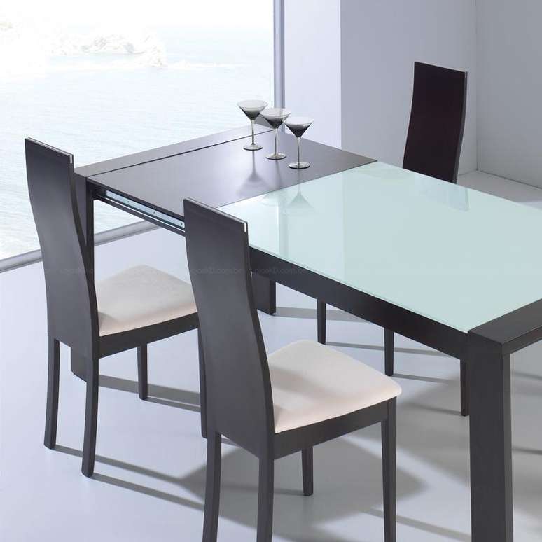 As mesas retráteis têm a vantagem de encolher quando não estão em uso; esta vai de 2,1 para apenas 1,5 metro