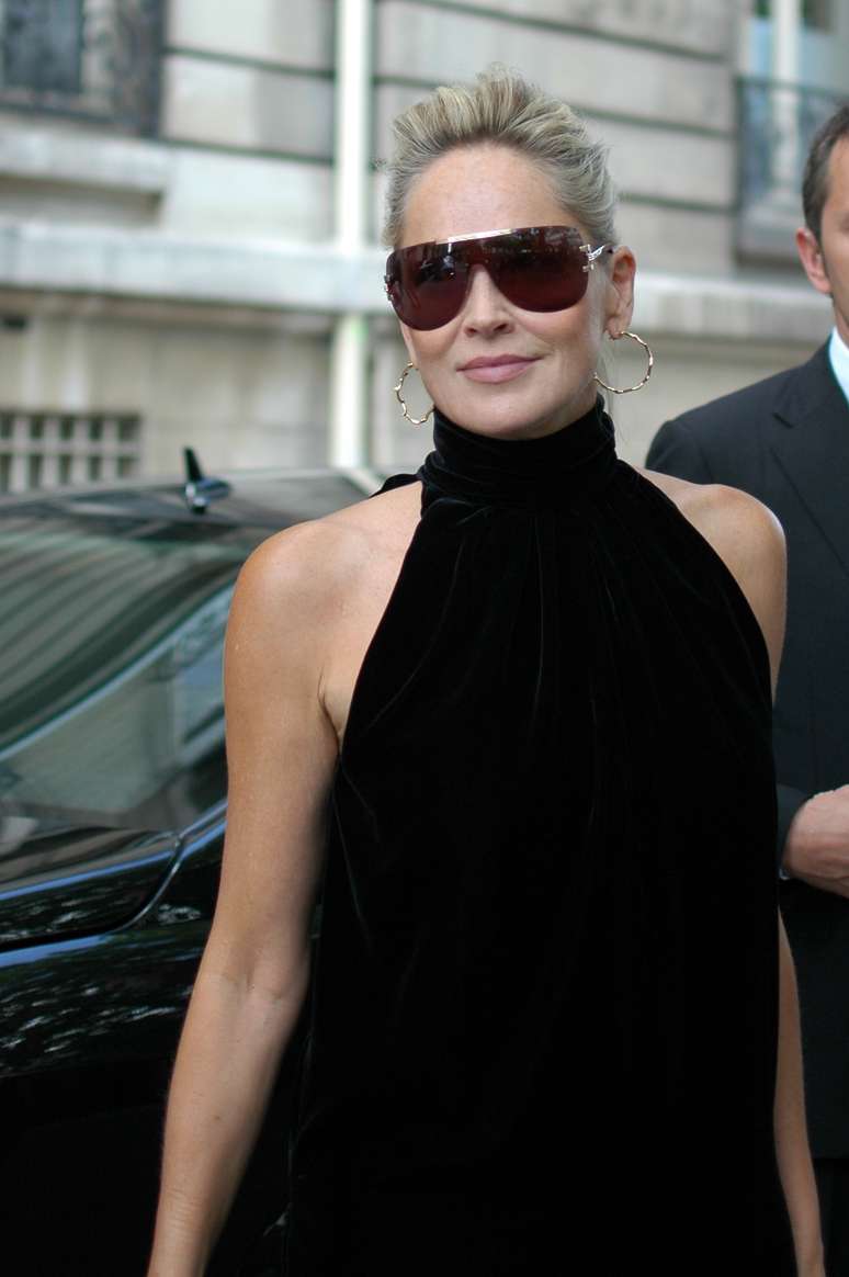Sharon Stone escolheu um vestido preto para prestigiar o desfile da Dior nesta segunda-feira (02) em Paris