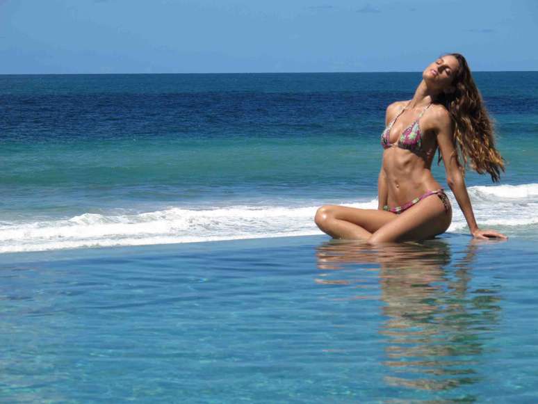 Izabel Goulart foi clicada em um resort em Alagoas