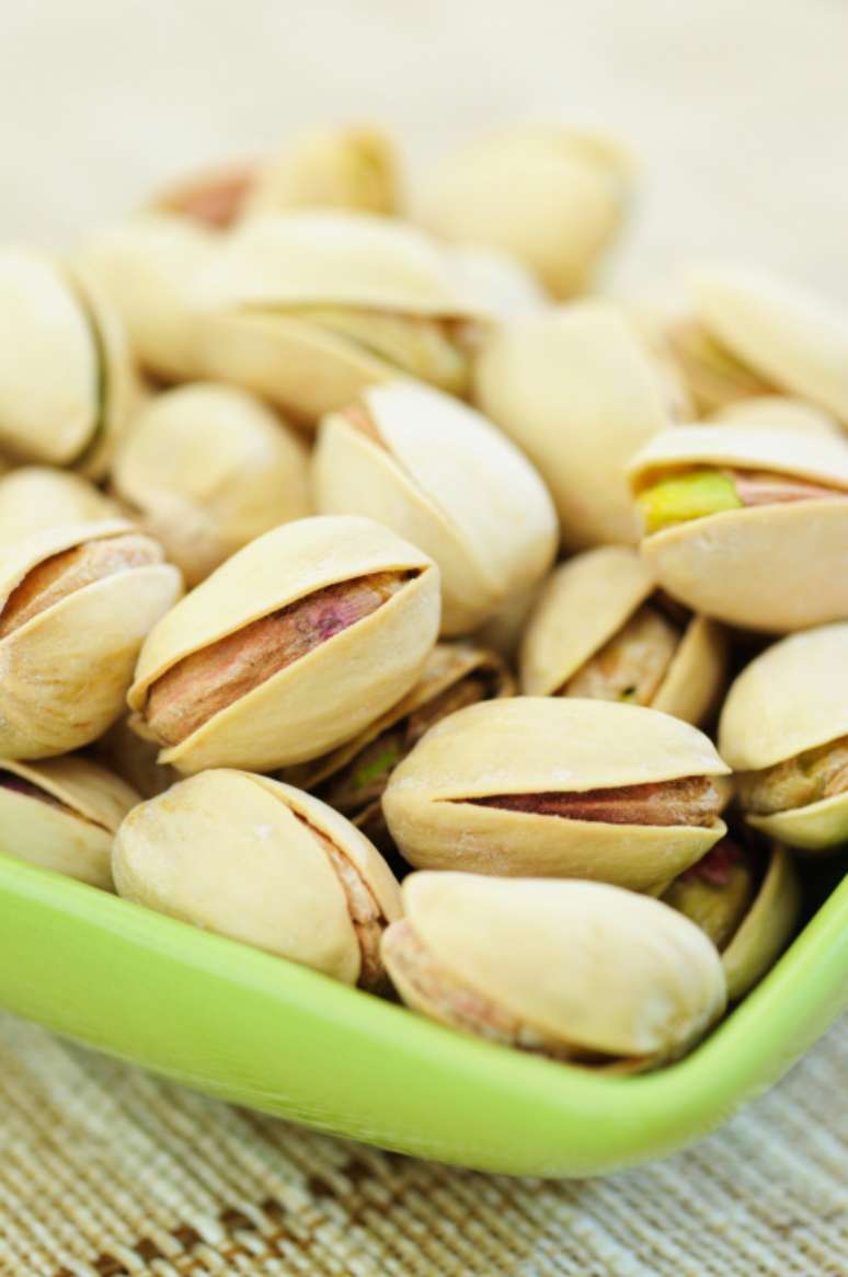 Além de servir como um gostoso petico, o pistache é um importante fornecedor de vitamina B6, tiamina, fósforo, potássio, proteínas e fibras