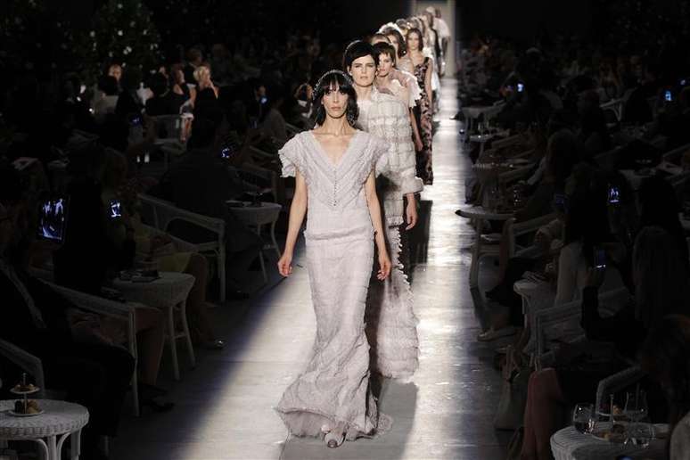 Modelos exibem criações do estilista alemão Karl Lagerfeld para a Chanel durante desfile da coleção de alta costura outono/inverno 2012/2013 em Paris, na França, nesta terça-feira. 03/07/2012