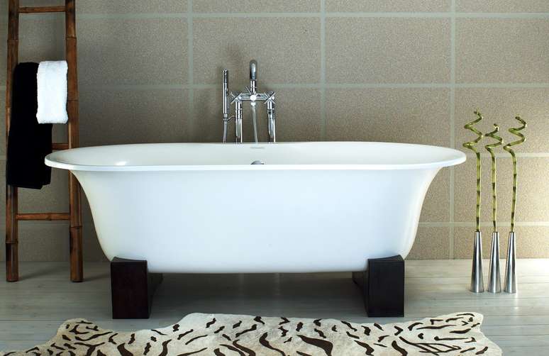 Algumas banheiras não garantem apenas um banho quente: são peças de decoração que se destacam em qualquer banheiro, como esta da Doka Bath Works. Informações: (51) 3268-8625