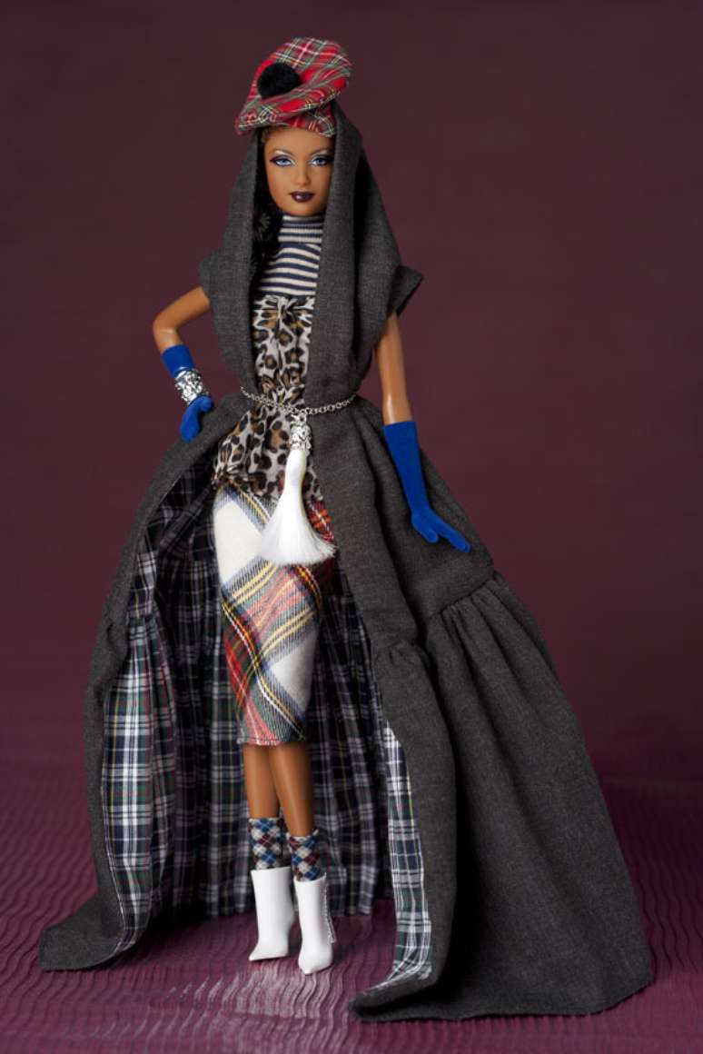 A Barbie Fenella Layla, de 2012, foi produzida pelo estilista afro-americano Bryron Lars, que se inspirou na Nigéria e na Escócia para compor o figurino