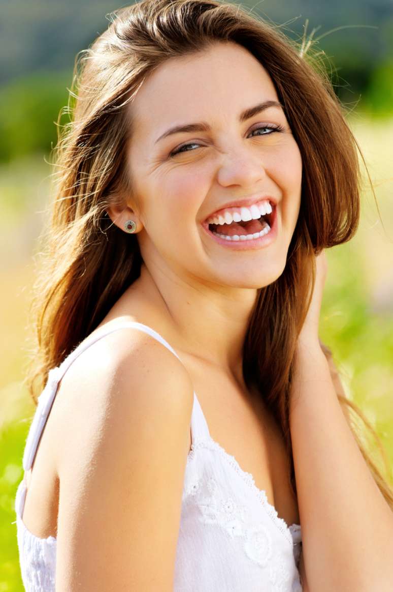 Sorriso movimenta boa parte da musculatura do rosto, melhora a elasticidade da pele e ainda ajuda a retardar o envelhecimento cutâneo