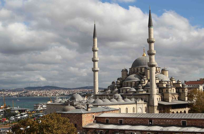 8. Istambul, Turquia: famosa pelo encontro de culturas e única cidade a se encontrar sobre dois continentes, Istambul mostra na sua arquitetura a herança de seus dois impérios. A arquitetura bizantina aparece em mosaicos e domos coloridos e o estilo otomano figura através de minaretes e caligrafia islâmica