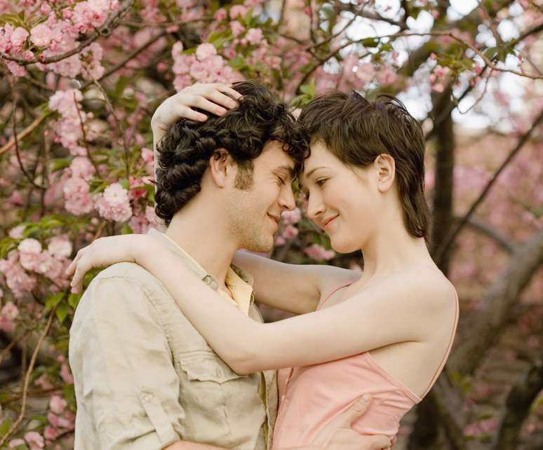 Ele não coloca você em primeiro lugar: se o homem que você está ficando prefere dar mais atenção ao futebol, às novidades do Facebook ou a um programa que está passando na televisão, você não é uma prioridade na vida dele. Claro, uma vez ou outra tudo bem, mas se for o tempo todo, ele não merece seu tempo