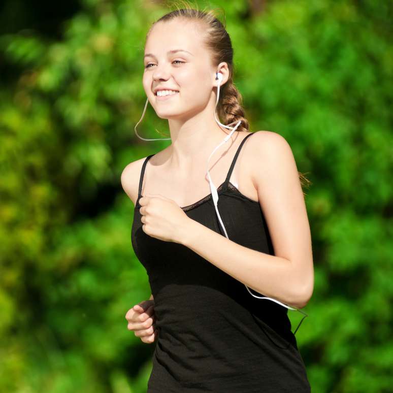 Apesar de oferecer inúmeros benefícios para o corpo, a corrida, quando praticada em excesso, pode trazer consequências negativas à pele