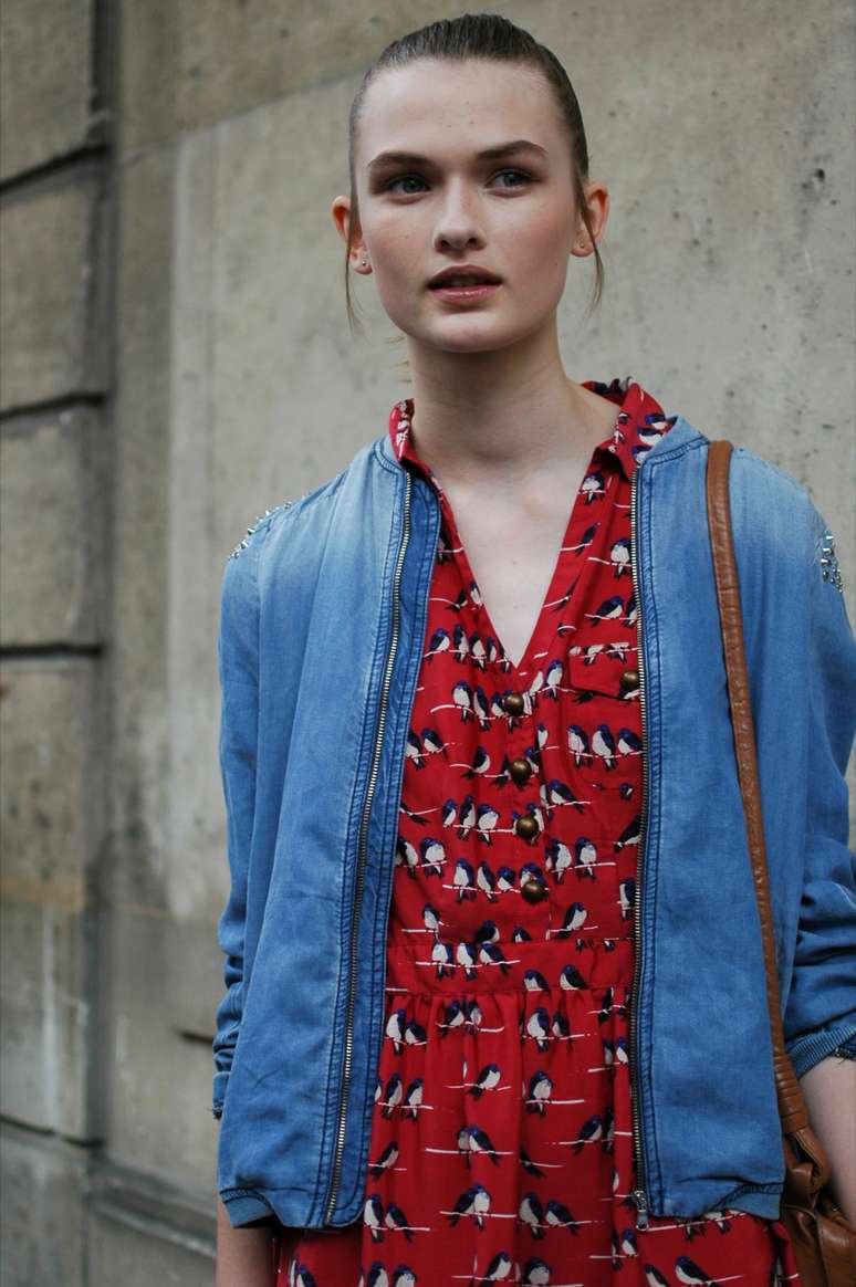 Vestido com estampa de pássaros e jaqueta jeans, na saída do desfile Valentino