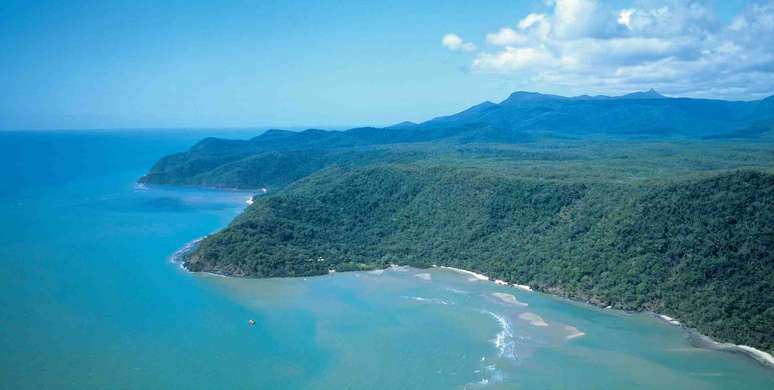 Bloomfield Lodge, Austrália: um vôo particular desde a cidade de Cairns sobrevoa as belas ilhas da Grande Barreira de Coral e deixa os visitantes no Bloomfield Lodge, situado na floresta tropical Daintree. Entre a vegetação ou dentro das águas do litoral, os turistas aproveitam um cenário de natureza protegida e preservada, mergulhando ou fazendo trilhas, entre outras atividades