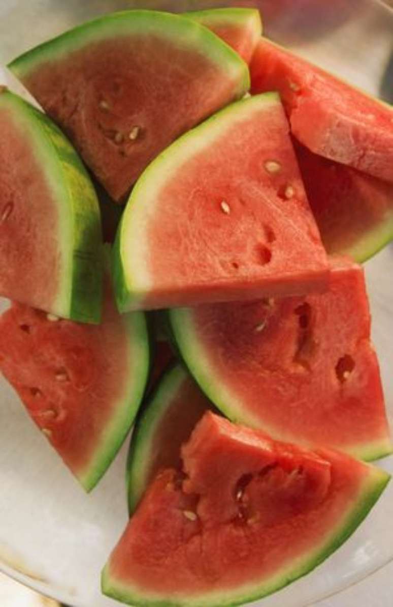 A melancia ajuda na hidratação e previne o envelhecimento