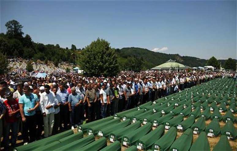 <p>Pelo menos 150 dos suspeitos b&oacute;snios participaram no massacre de Srebrenica, em 1995, em que for&ccedil;as de seguran&ccedil;a da S&eacute;rvia e da B&oacute;snia assassinaram cerca de 8 mil&nbsp;homens e crian&ccedil;as mu&ccedil;ulmanas</p>