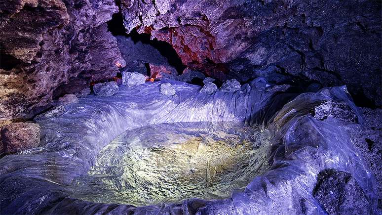 A caverna Mlynki é conhecida pelos cristais coloridos de gipsita que cobrem suas paredes e brilha com a luz