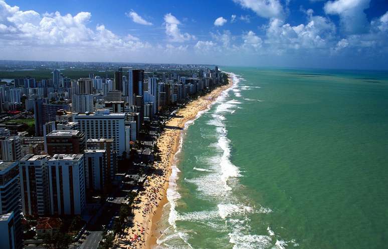 3) Boa Viagem, PE: principal praia urbana de Recife, Boa Viagem tem 7 km de extensão. Protegida por uma barreira de recifes que aparece durante a maré baixa, a praia é ponto de encontro dos habitantes da cidade em seus numerosos dias de sol. Por causa da presença de tubarões, o surfe na praia é proibido e os mergulhos são feitos apenas nas áreas indicadas