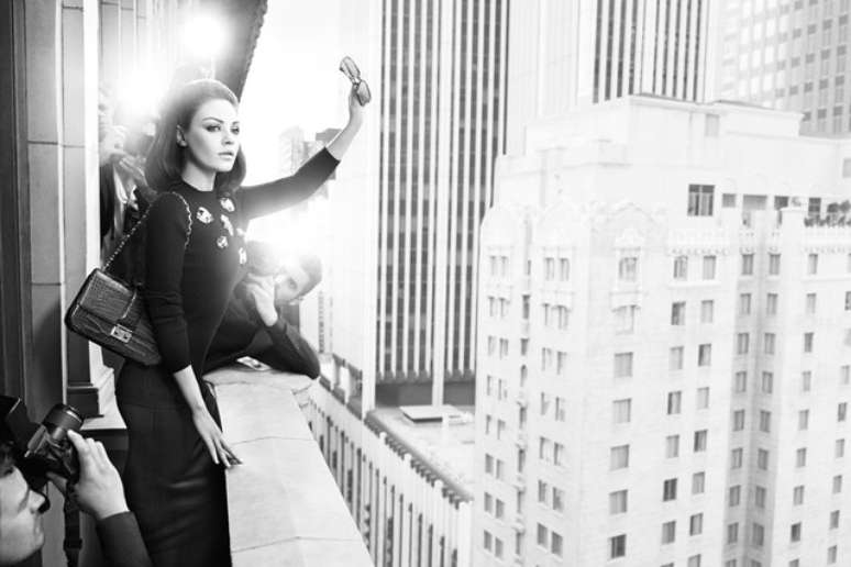 Mila Kunis posa para divulgar linha de bolsas Miss Dior