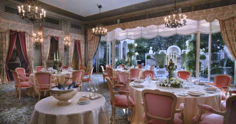  Apesar de apresentar cômodos luxuosos, como o salão Cesar, a razão para a medida drástica é o fato de o Ritz, embora seja considerado um hotel 5 estrelas, não ter conseguido entrar para a nova categoria de "palácios", em 2011