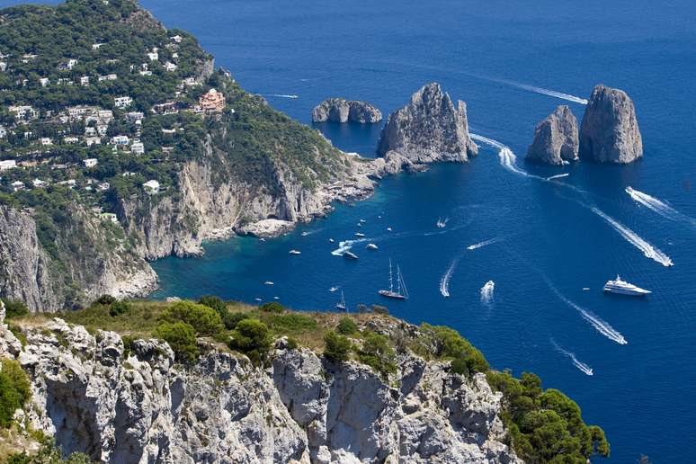 Capri: ilha italiana localizada no golfo de Nápoles, Capri é conhecida por suas belas praias e vilas floridas. Os visitantes não podem deixar de conhecer a Grotta Azzurra, uma gruta com água azul cristalina, os Il Faraglioni, duas maiores formações rochosas da ilha, e a Escadaria Romana construída em pedra que leva até o mar