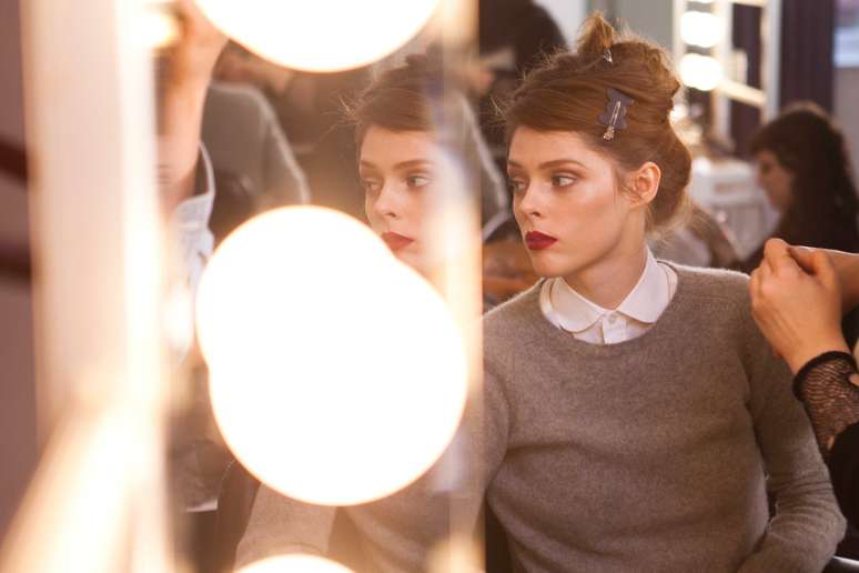 Abusando do batom vermelho, a top canadense Coco Rocha estampa nova campanha da grife Diesel