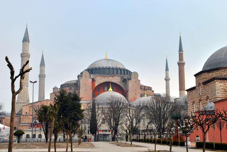 Considerado pelos historiadores a oitava maravilha do mundo, o Museu de Santa Sofia (Hagia Sophia) está localizado no bairro de Sultanahmet, em Istambul