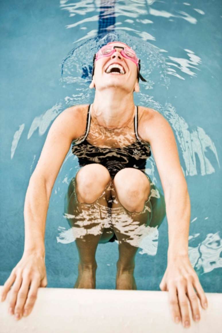 A natação, além de queimar 600 calorias em uma hora de prática, ainda tonifica os músculos 