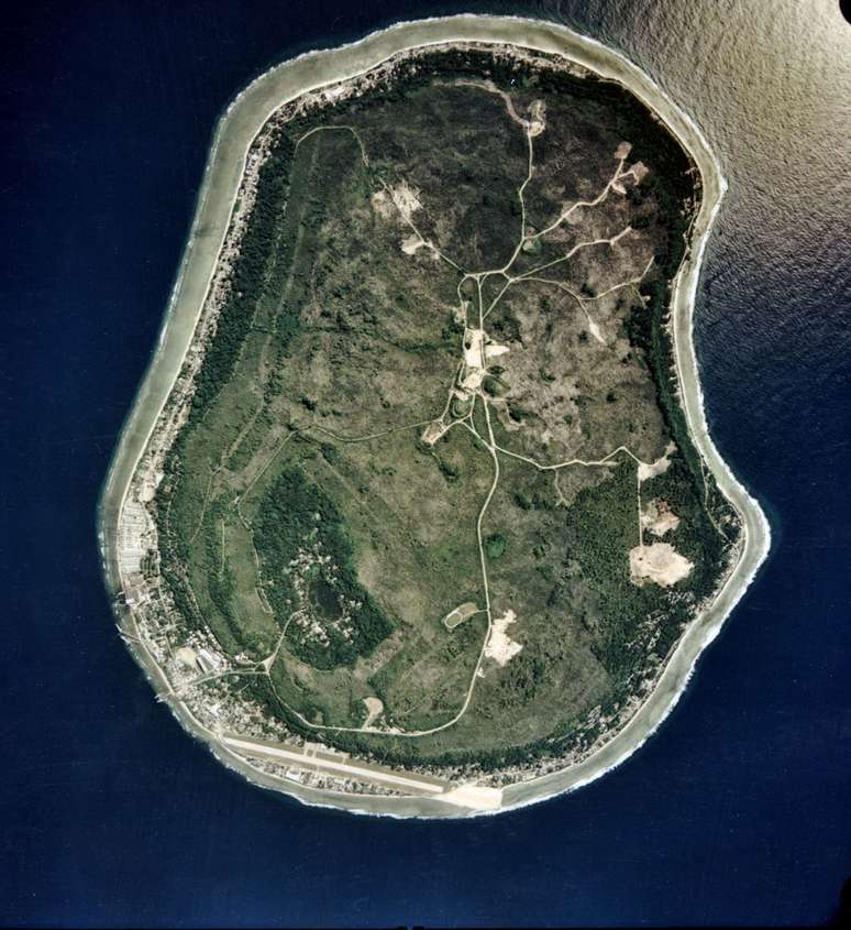 Nauru: pequeno país da Macronésia, formado apenas por um atol, Nauru tem uma superfície total de 21,3 km², com uma população de cerca de 13 mil habitantes. Após passar pelas mãos de diferentes países, Nauru foi controlado pelo Reino-Unido e pela Nova-Zelândia depois da Segunda Guerra Mundial e  ganhou sua autonomia em 1968.  Com pouco desenvolvimento turístico, a ilha tem excelentes pontos de mergulho em suas barreiras de coral