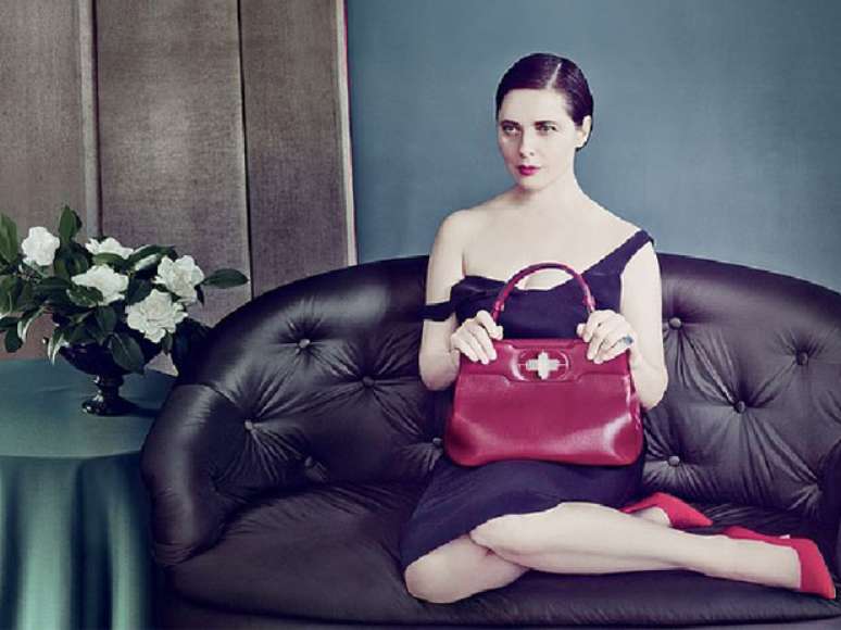 A atriz e modelo Isabella Rossellini divulga modelo de bolsa que leva seu nome