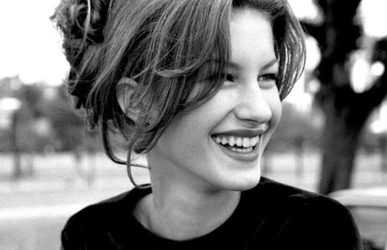 A imagem de Gisele Bündchen com 15 anos, em 1996, foi tirada em um intervalo de um ensaio para a revista Capricho e, doze anos depois, foi leiloada por R$9 mil. A imagem foi clicada por Angelo Pastorello