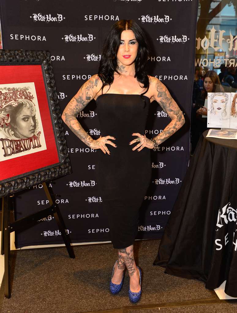 Tatuadora Kat Von D lança linha de maquiagem em uma das lojas Sephora de San Francisco