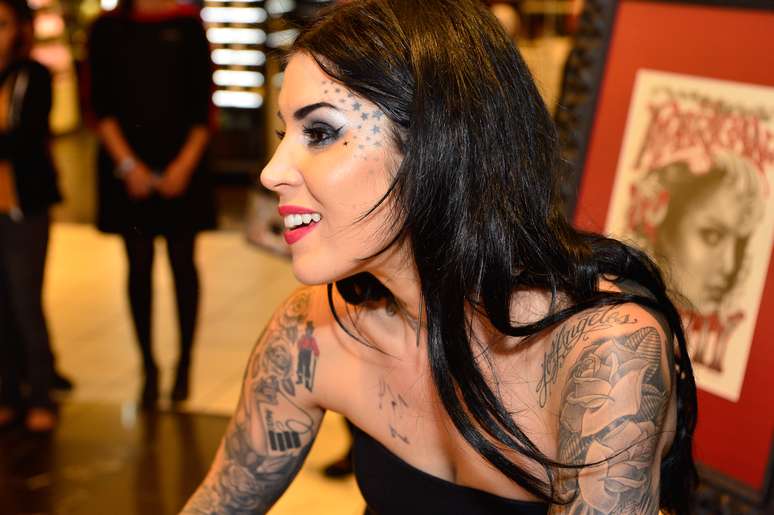 A famosa tatuadora Kat Von D, conhecida pelo extinto programa Miami Ink, divulgou sua linha de maquiagem na Sephora de San Francisco, Califórnia, na quinta-feira (19)