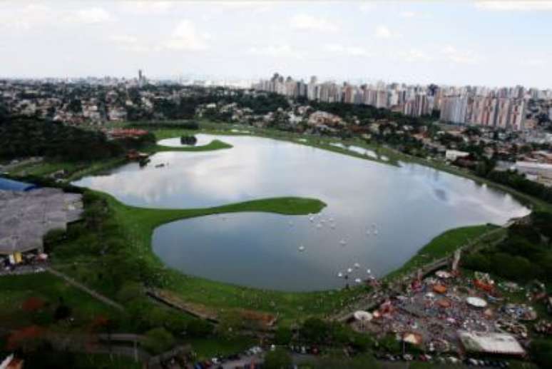 Parque do Barigui, Curitiba, PR: este é dos maiores e o mais frequentados parques de Curitiba. Em uma área de 1,4 milhão de metros quadrados, O Parque Barigüi possui equipamentos de ginástica, sede campestre, churrasqueiras, restaurante, canchas poliesportivas, quiosques, Museu do Automóvel, Estação Maria Fumaça, parque de exposições, parque de diversão, pista de bicicross e aeromodelismo. No parque ainda é possível ver capivaras, socós, garças, gambas, tico-ticos, gansos. Se você quiser conhecer Curitiba do alto, no parque você pode alugar um helicóptero e sobrevoar a cidade